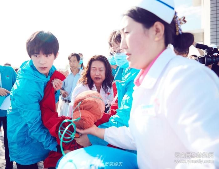 易烊千璽在活動(dòng)現(xiàn)場(chǎng)