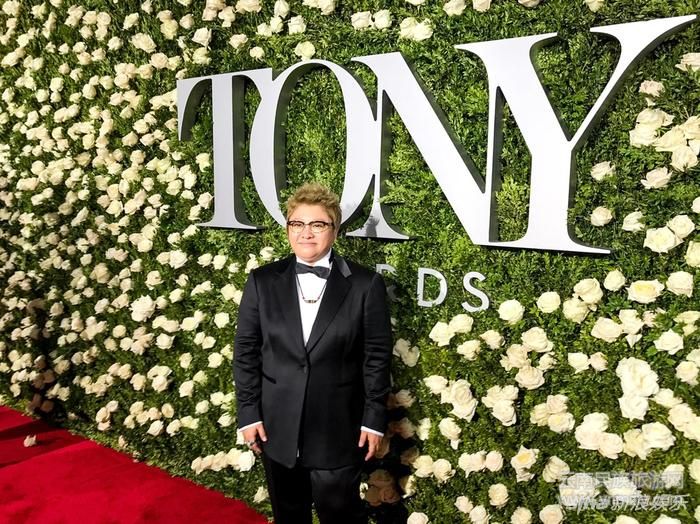 韓紅在托尼獎(jiǎng)紅毯上