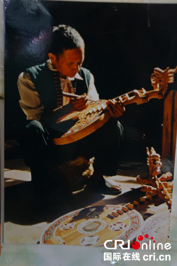 阿進鎖制作四弦琴的舊照