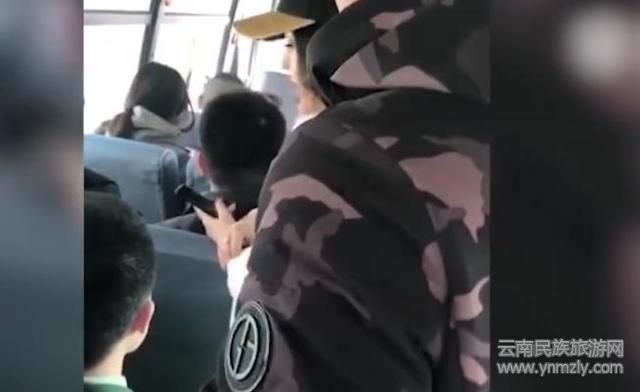 道德綁架？東北一男子在公交車上強制讓軍人讓座！