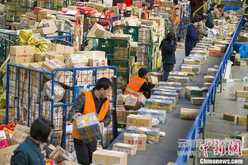 11月13日，山西太原，郵政工作人員分揀快遞。隨著“雙十一”網(wǎng)購狂歡節(jié)落幕，中國物流快遞業(yè)也迎來井噴高峰。據(jù)中國國家郵政局預(yù)計，中國將迎超15億件快遞，中國快遞業(yè)迎接年度“大考”。<a target=